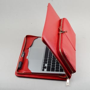 Custodia per il trasporto in pelle rossa per Macbook Pro con custodia per caricabatterie Apple, borsa personalizzata in pelle pieno fiore da donna