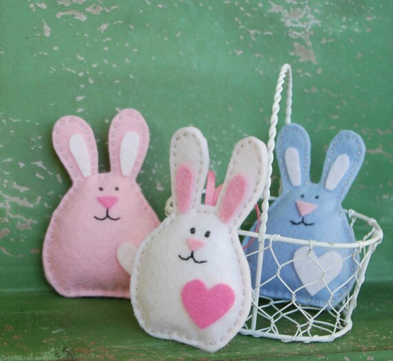 Items similar to Set of 3 Felt Bunnies Easter Decoration Pink