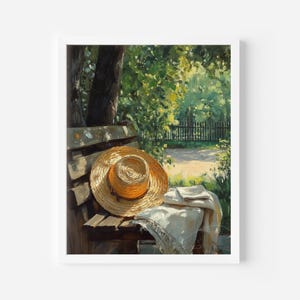 Può includere: Dipinto incorniciato di un cappello di paglia con fascia arancione appoggiato su una panchina di legno. Una coperta bianca è drappeggiata sulla panchina. Lo sfondo mostra un sentiero, una recinzione e vegetazione, creando una scena esterna serena.