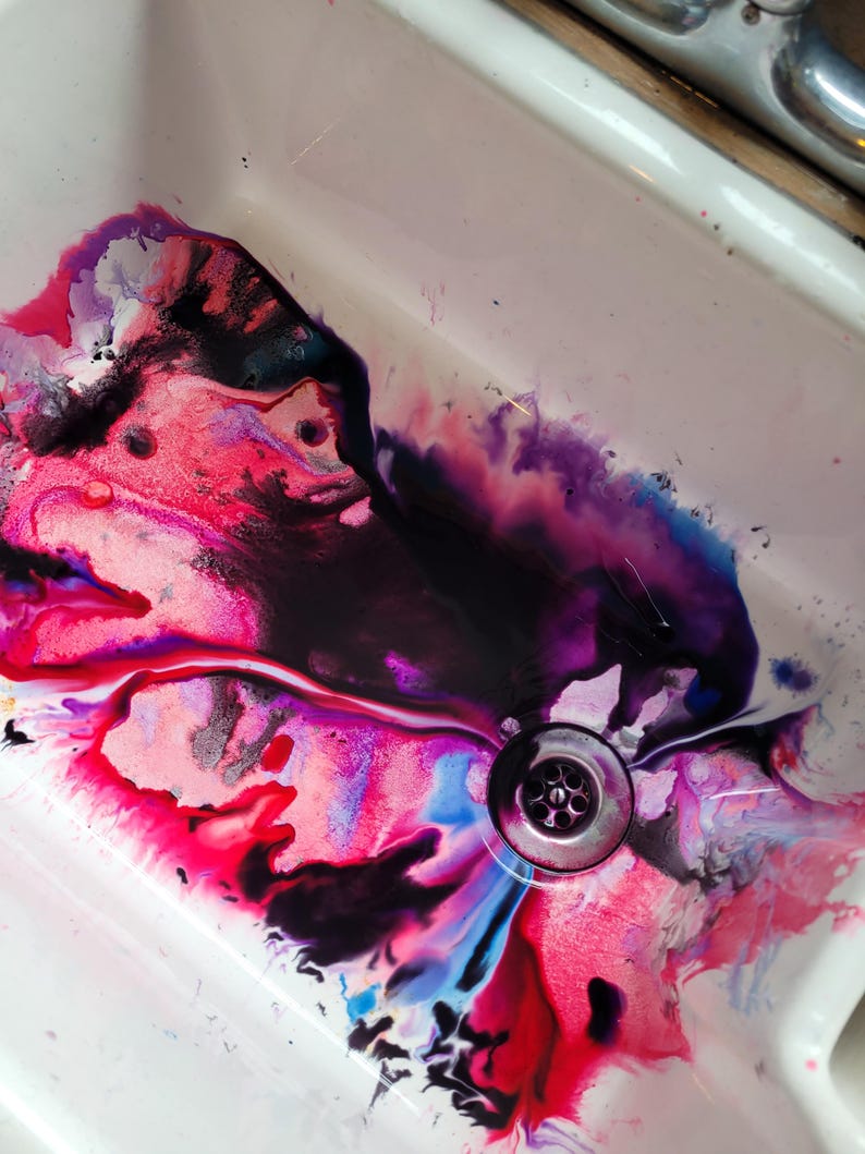 dye pattern in the sink