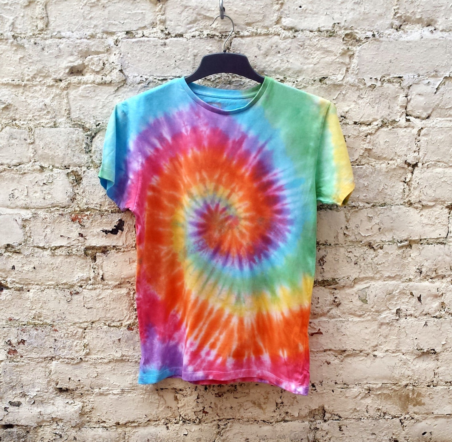 Разводы на одежде. Хиппи Tie-Dye. Tie Dye футболки. Футболка хиппи Радуга. Футболки разноцветные с разводами.