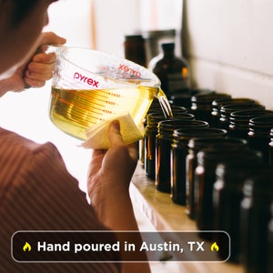 Puede incluir: Una persona vierte un l&iacute;quido amarillo de una taza medidora Pyrex en peque&ntilde;os frascos de vidrio. Los frascos est&aacute;n dispuestos en filas en un estante. El texto "Hand poured in Austin, TX" es visible en la parte inferior de la imagen.