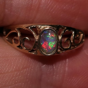 Lightning ridge Black Opal Ring. Vintage 375 9CT Gold. Gorgeous small black opal. Swirl design Size 5  J