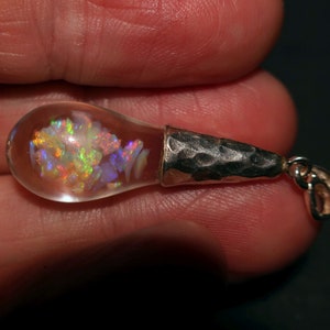 Collar de ópalos flotantes Lightning Ridge con tapa estriada de ópalo de colores del arcoíris