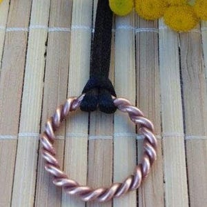 Pendentif anneau tenseur - Coudée perdue - Protection contre les CEM - Guérison énergétique - Énergie positive.  Il peut également être utilisé comme bague.