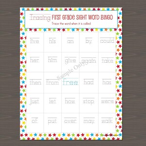 Puede incluir: Una tarjeta de bingo imprimible con un borde de estrellas de colores. La tarjeta tiene una cuadrícula de 25 cuadrados, cada uno con una palabra de vista de primer grado para trazar. Las palabras son: five, his, on, by, could, her, him, give, again, take, then, from, free, had, has, just, let, how, stop, were, of, put, over, may, walk.