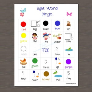Puede incluir: Una tarjeta de bingo imprimible con palabras de vista para niños. La tarjeta tiene un espacio libre y 24 espacios más con palabras como "rojo", "grande", "negro", "azul", "en", "amarillo", "ella", "él", "debajo", "pequeño", "blanco", "uno", "dos", "en", "se sentó", "verde", "tres", "arriba", "morado", "cuatro", "abajo", "marrón", "fuera", y "cinco".