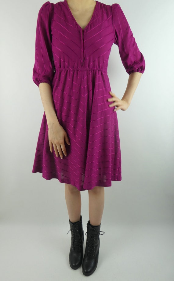 VINTAGE PURPLE DRESS 1970s Chevron Stripes Front Z
