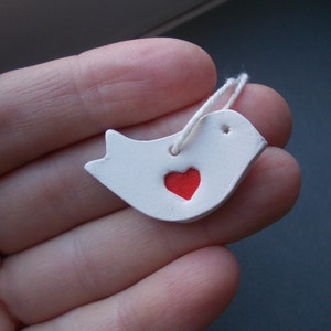 10 UCCELLI DELL'AMORE in ceramica / Etichette regalo / BOMBONIERE per matrimonio / Bomboniere per compleanno / Uccello con cuore / Regali di ringraziamento / Cuore rosso / Ornamento