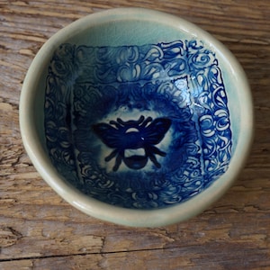 Blue Bumble Bee Bowl / Keramische ringschotel / Snackkom / Dipkom / Kruidenkom / Sauskom / Zout en peper / Theekandelaar