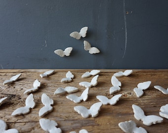 40 Wall Art Ceramica FARFALLE / Decorazione per la cameretta dei bambini bianca / Arte per la camera da letto e il soggiorno