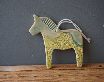 Un ornement de cheval de Dala / Décor de cheval / CARILLON / Ornement de cheval en céramique / Petit cadeau / Pendentif / Mobile