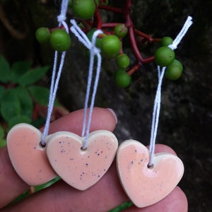 15 Keramik Herzen / Geschenkanhänger / FAVORIT / Geburtstags-Gastgeschenke / HERZ Glockenspiel / Ornament / weißes Herz / Dankeschön / Geschenk