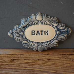 Vintage Style Keramik BATH Schild: Grau glasiertes Türschild