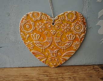 Keramisch hart/Scandinavisch ornament/oranje muurbord/dwergpapegaaien