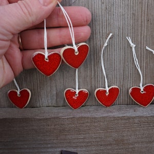 10 Keramik Herzen / Geschenkanhänger / GESCHENKE / Geburtstags-Gastgeschenke / HERZ Glockenspiel / Ornament / weißes Herz / Dankeschön / Geschenk