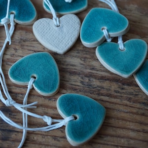 10 keramische harten / cadeaukaartjes / GUNSTEN / Verjaardagsbedankjes / HART-klokkenspel / Ornament / Wit hart / bedankje / douchebedankje