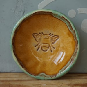 Honingbruine hommelkom / keramische ringschotel / snackkom / dipkom / kruidenkom / sauskom / zout en peper / theekandelaar