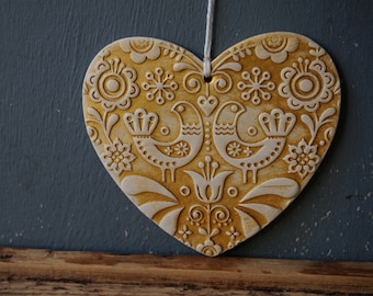 Cuore in ceramica dorata / Ornamento scandinavo / Insegna da parete dorata / Uccelli innamorati