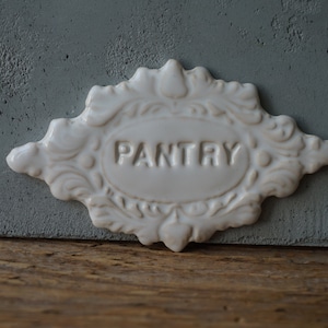 Letrero de cerámica estilo vintage para DESPENSA: Placa para puerta de granja