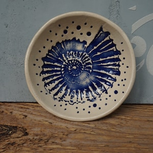 Prato de cerâmica Blue Shell: decoração costeira náutica