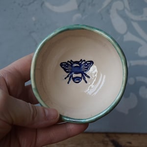 Blue Bumble Bee Bowl / Keramische ringschotel / Snackkom / Dipkom / Kruidenkom / Sauskom / Zout en peper / Theekandelaar