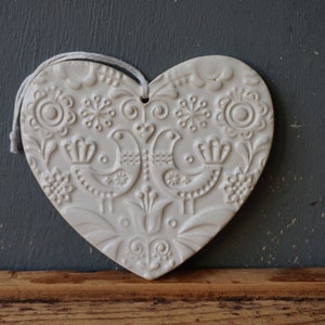 Coração de cerâmica branca / Ornamento escandinavo / Placa de parede / Pássaros do amor
