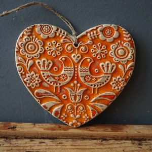 Coração de cerâmica laranja / Placa de parede com ornamento escandinavo / Pássaros do amor