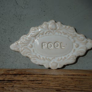 Vintage-stil keramisk poolskylt: Glaserad vit heminredning