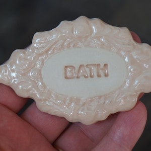 Letrero de cerámica para puerta de baño: Esmalte beige, 3,75 x 2 pulgadas