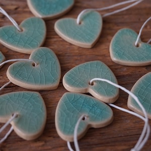 10 keramische harten / cadeaukaartjes / GUNSTEN / Verjaardagsbedankjes / HART-klokkenspel / Ornament / Wit hart / bedankje / douchebedankje