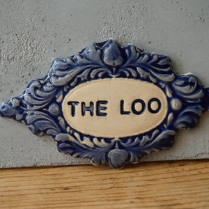 Keramik &quot;&quot;The Loo&quot;&quot; Schild: Kobaltblau glasiertes Fliesen-Türschild.&quot;