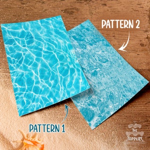 Puede incluir: Dos hojas de papel con patrones azules y blancos con el texto "PATTERN 1" y "PATTERN 2" impreso en ellas. Las hojas están sobre una superficie de madera con arena en el fondo.