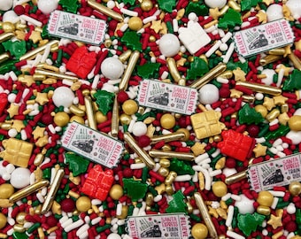 Puede incluir: Primer plano de una variedad de espolvoreados coloridos, incluyendo rojo, verde, dorado y blanco. Los espolvoreados tienen forma de estrellas, árboles y billetes de tren con el texto "Believe" y "All Aboard! Santa Express Train Ride".