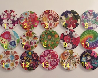 Può includere: Quindici bottoni in legno colorati con vari disegni floreali, a forma di cuore e fantasiosi. I bottoni sono numerati da 1 a 15.