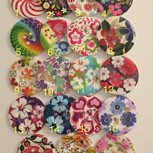 Puede incluir: Surtido de 19 botones de madera coloridos con varios diseños florales, geométricos y abstractos. Los botones son redondos y tienen dos o tres agujeros.