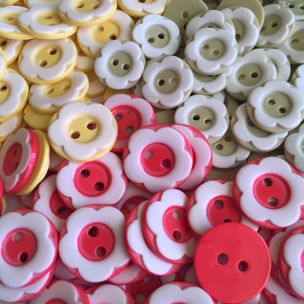 10 20 40 Flower Buttons 13mm 16mm Wide Dresses Tops Coats Babies Blazers Shirt Sewing Craft Different Colours