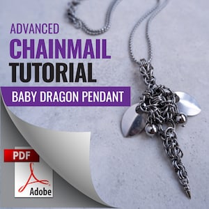 Könnte beinhalten: Ein PDF-Tutorial zum Herstellen eines silbernen Kettenhemd-Baby-Drachen-Anhängers. Das Tutorial trägt den Titel "Fortgeschrittenes Kettenhemd-Tutorial: Baby-Drachen-Anhänger".