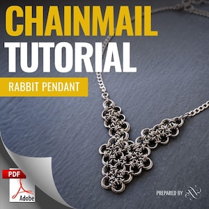 Puede incluir: Un collar de cota de malla plateado con diseño de colgante de conejo. La imagen presenta el texto "CHAINMAIL TUTORIAL" en amarillo y blanco, con "RABBIT PENDANT" en un cuadro amarillo. Un icono PDF Adobe está en la esquina inferior izquierda.