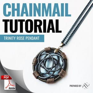 Pode incluir: Um tutorial para fazer um pingente Trinity Rose de malha de corrente. O pingente é feito de anéis de metal e tem uma forma circular. O pingente está preso a um colar de corrente. A imagem inclui o texto "CHAINMAIL TUTORIAL" e "TRINITY ROSE PENDANT".