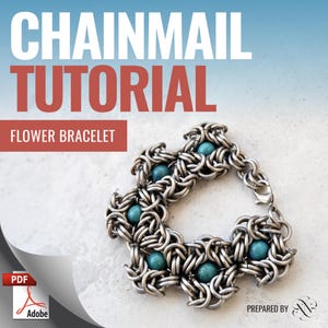 Puede incluir: Un brazalete de malla de cadena plateado con cuentas turquesa, titulado "Tutorial de Chainmail Bracelet Flower". El brazalete está hecho con un patrón tejido y tiene un cierre de broche. La imagen también incluye un icono PDF con el logotipo de Adobe.