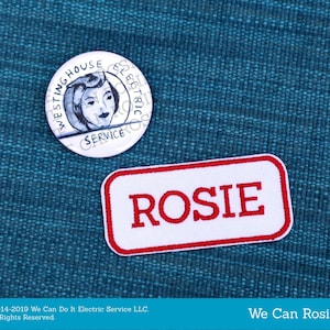Może przedstawiać: Biała łatka z czerwonym obramowaniem i napisem "ROSIE" czerwonymi literami. Łatka znajduje się na niebieskim, teksturowanym tle. Tekst "©2014-2019 We Can Do It Electric Service LLC. All Rights Reserved." znajduje się na dole obrazu. Tekst "We Can Rosie" znajduje się w prawym dolnym rogu obrazu.