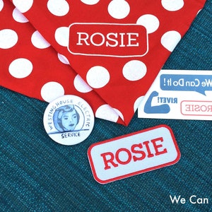 Puede incluir: Una tela de lunares rojos y blancos con un parche blanco que dice "Rosie" en letras rojas. Hay un parche azul y blanco con el texto "We Can Do It!" y un parche rojo y blanco con el texto "Rosie" en letras azules. Hay un botón azul y blanco con la cara de una mujer y el texto "Westinghouse Electric Service". Hay un parche rojo y blanco con el texto "Rosie" en letras azules.