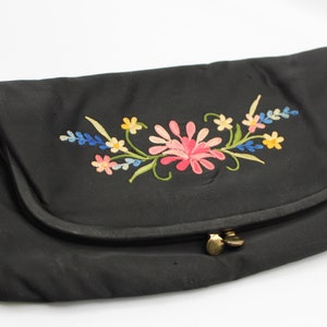 Pochette noire Ingber vintage des années 50 avec des fleurs brodées aux couleurs vives et des feuilles avec des feuilles - Pochette de jour ou de soirée - Créateur