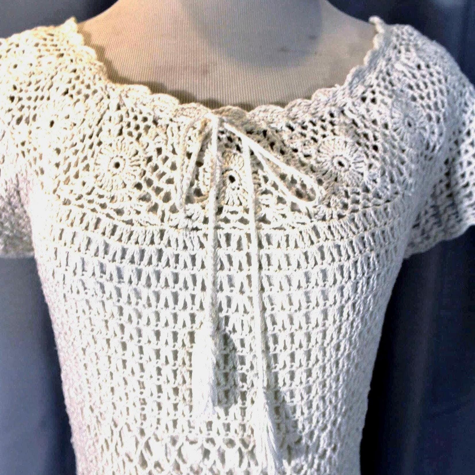 Vintage 70's Woman’s Embroidered Dress Designed by N.T. Short Cap Sleeves Scalloped Neckline Feminine Form Fit Size Large