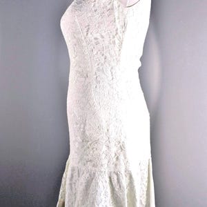 Vestido de cintura baja sin mangas con encaje blanco superpuesto de Lili Diamond of California, años 60, de Lilli Diamond California, talla 10, con volantes en el bajo.