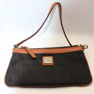 Dooney & Bourke Signature Wristlet aus schwarzem Material mit Logo-Reißverschluss