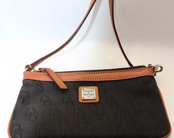 Dooney & Bourke Signature Wristlet aus schwarzem Material mit Logo-Reißverschluss