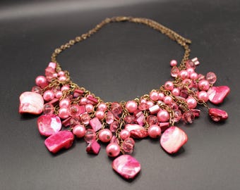 Collar llamativo estilo babero con cuentas en tonos rosas vintage