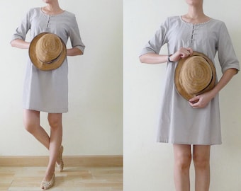 Vintage simple mini vestido de pana gris liso, estilo japonés, perlas adornan el escote, media manga, abotonado, minimalista, folk, picnic, pequeño